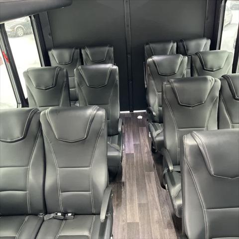 2025 Ford E-450 Cutaway E-450 DRW 158 WB