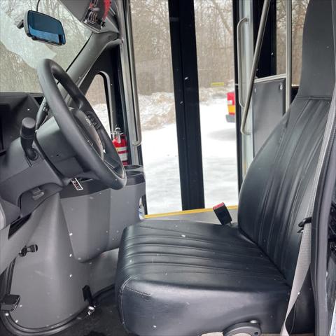 2025 Ford E-450 Cutaway E-450 DRW 158 WB