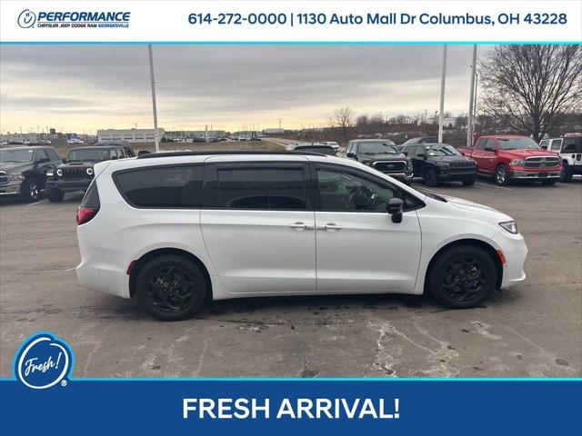 2024 Chrysler Pacifica Hybrid Premium S Appearance Pkg