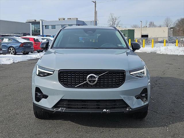 2026 Volvo XC40 Plus, B5 AWD Gas (mild hybrid), Dark