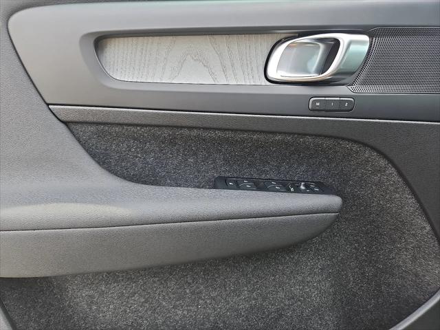 2026 Volvo XC40 Plus, B5 AWD Gas (mild hybrid), Dark