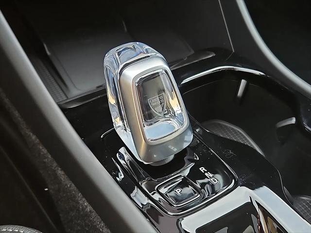 2026 Volvo XC40 Plus, B5 AWD Gas (mild hybrid), Dark