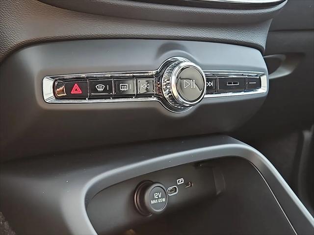 2026 Volvo XC40 Plus, B5 AWD Gas (mild hybrid), Dark