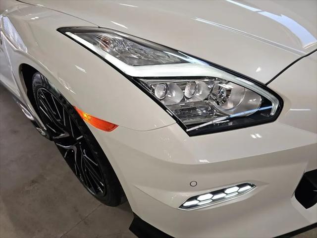 2024 Nissan GT-R Premium Dual-clutch 6-Speed Transmission