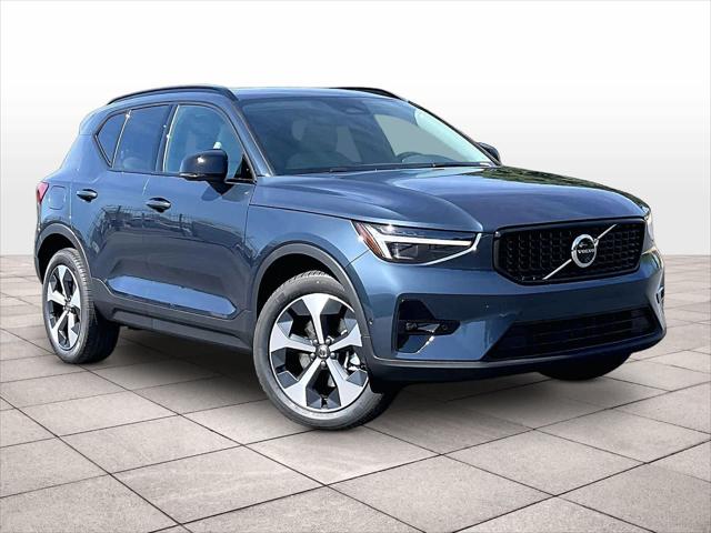 2026 Volvo XC40 Plus, B4 FWD Gas (mild hybrid), Dark