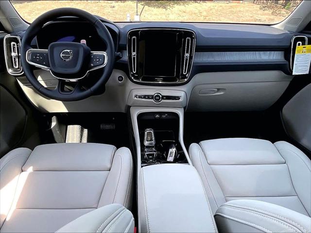 2026 Volvo XC40 Plus, B4 FWD Gas (mild hybrid), Dark