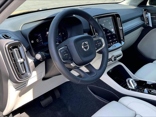 2026 Volvo XC40 Plus, B4 FWD Gas (mild hybrid), Dark