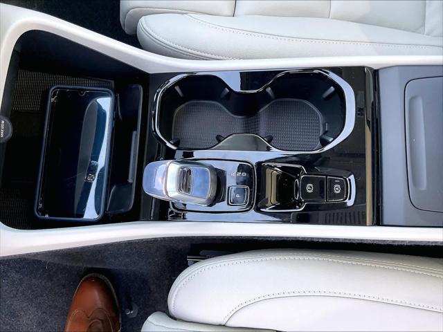 2026 Volvo XC40 Plus, B4 FWD Gas (mild hybrid), Dark