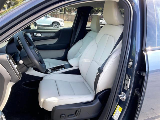 2026 Volvo XC40 Plus, B4 FWD Gas (mild hybrid), Dark