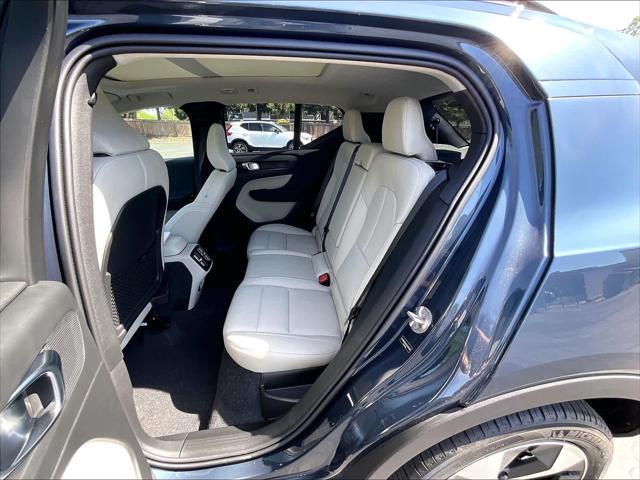 2026 Volvo XC40 Plus, B4 FWD Gas (mild hybrid), Dark