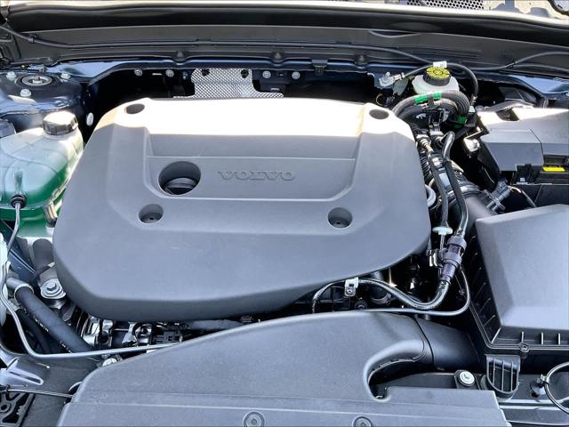 2026 Volvo XC40 Plus, B4 FWD Gas (mild hybrid), Dark