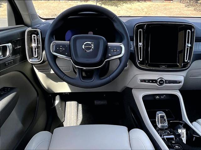 2026 Volvo XC40 Plus, B4 FWD Gas (mild hybrid), Dark