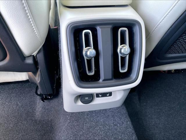 2026 Volvo XC40 Plus, B4 FWD Gas (mild hybrid), Dark
