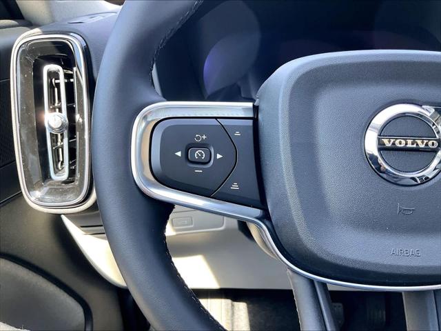 2026 Volvo XC40 Plus, B4 FWD Gas (mild hybrid), Dark