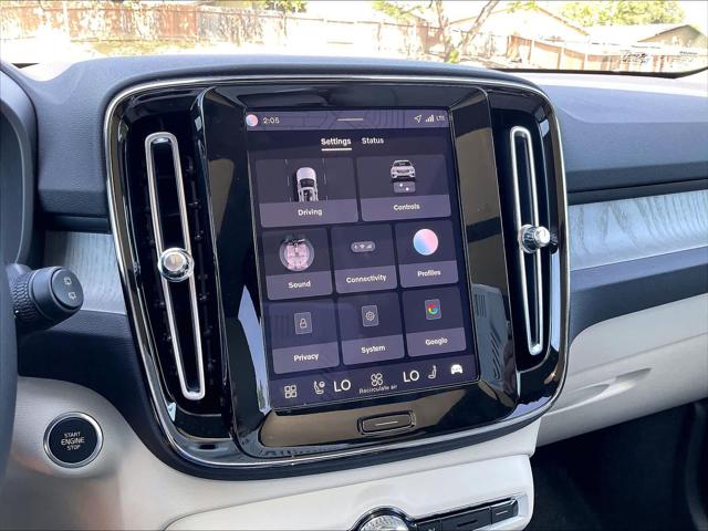 2026 Volvo XC40 Plus, B4 FWD Gas (mild hybrid), Dark