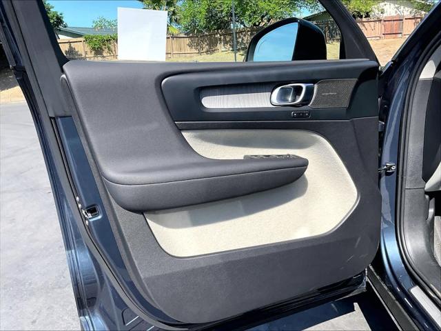 2026 Volvo XC40 Plus, B4 FWD Gas (mild hybrid), Dark