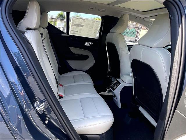 2026 Volvo XC40 Plus, B4 FWD Gas (mild hybrid), Dark