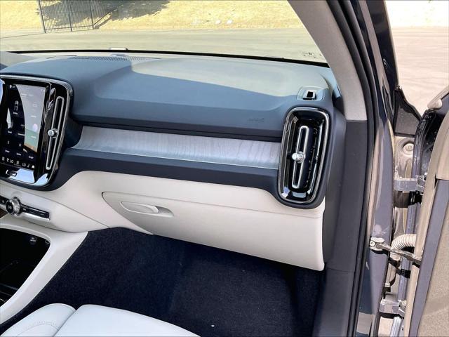 2026 Volvo XC40 Plus, B4 FWD Gas (mild hybrid), Dark