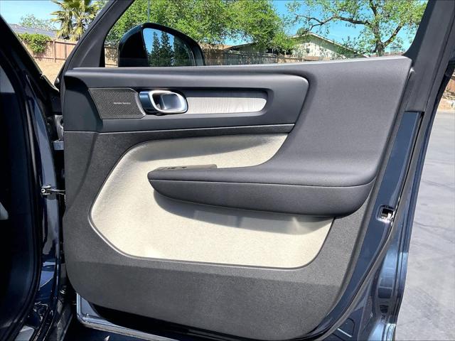 2026 Volvo XC40 Plus, B4 FWD Gas (mild hybrid), Dark