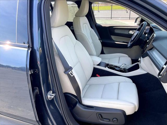 2026 Volvo XC40 Plus, B4 FWD Gas (mild hybrid), Dark