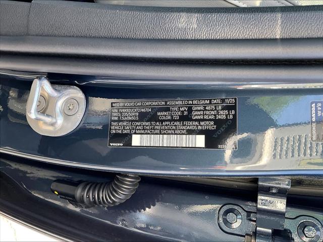 2026 Volvo XC40 Plus, B4 FWD Gas (mild hybrid), Dark