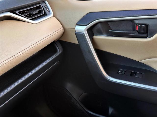 2021 Toyota RAV4 Hybrid LE [25]