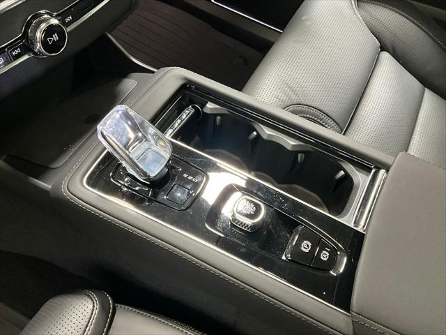 2026 Volvo XC90 Ultra Dark Theme, B6 AWD Gas (mild hybrid), Gasoline, 6 Seats