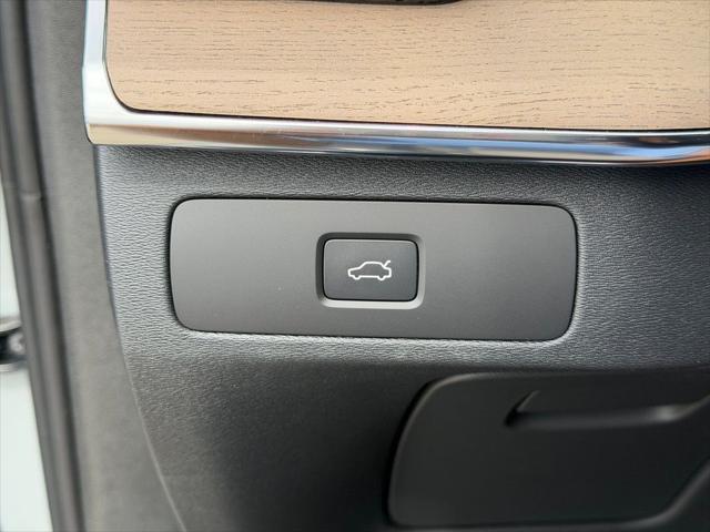 2026 Volvo XC90 Plus, B6 AWD Gas mild hybrid, Gasoline, Bright, 7 Seats