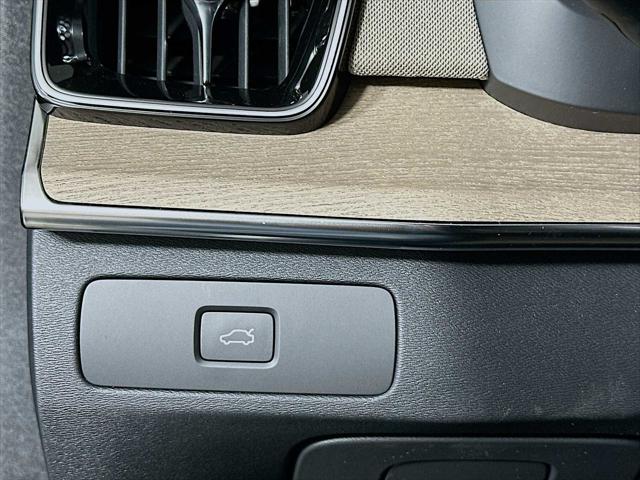 2026 Volvo XC90 Plus, B6 AWD Gas (mild hybrid), Gasoline, Bright, 7 Seats