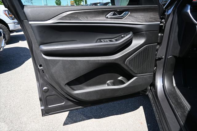 New 2026 Baltic Gray Metallic Clear-Coat Exterior Paint Jeep Laredo image 40
