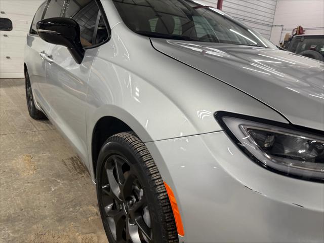 2024 Chrysler Pacifica Limited AWD