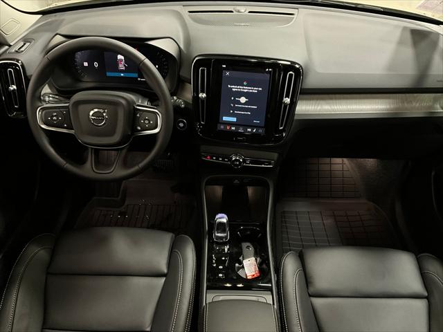 2026 Volvo XC40 Ultra, B5 AWD Gas (mild hybrid), Dark
