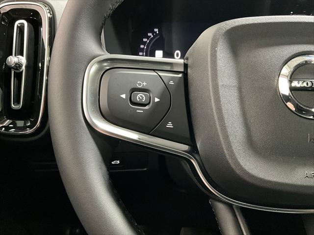 2026 Volvo XC40 Ultra, B5 AWD Gas (mild hybrid), Dark