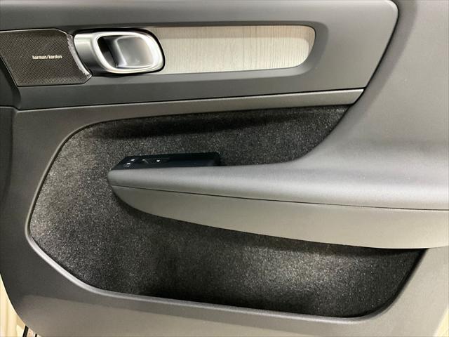 2026 Volvo XC40 Ultra, B5 AWD Gas (mild hybrid), Dark