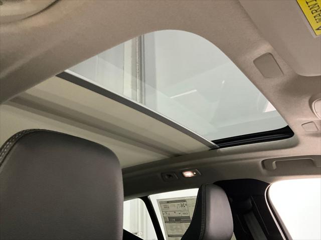 2026 Volvo XC40 Ultra, B5 AWD Gas (mild hybrid), Dark