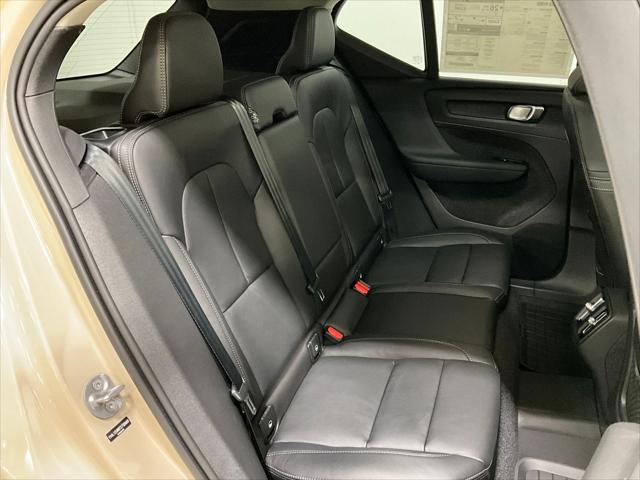 2026 Volvo XC40 Ultra, B5 AWD Gas (mild hybrid), Dark
