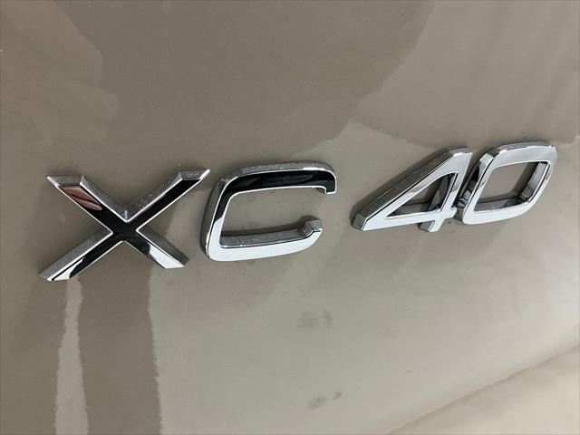 2026 Volvo XC40 Ultra, B5 AWD Gas (mild hybrid), Dark
