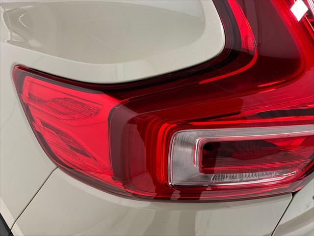 2026 Volvo XC40 Ultra, B5 AWD Gas (mild hybrid), Dark