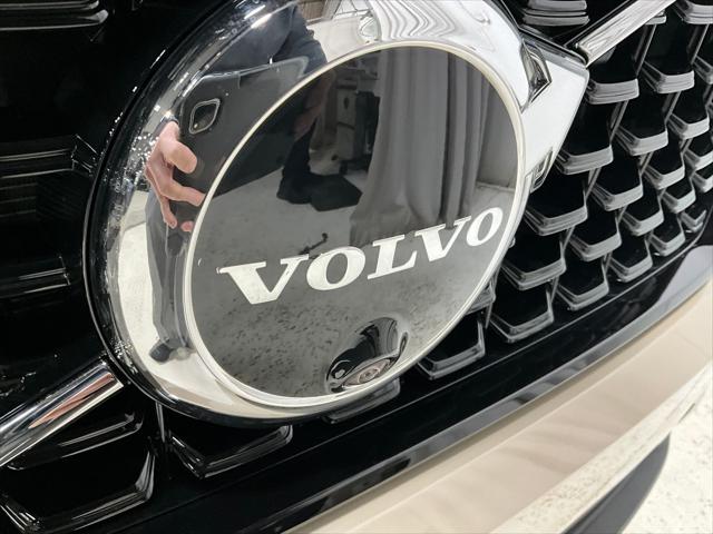 2026 Volvo XC40 Ultra, B5 AWD Gas (mild hybrid), Dark