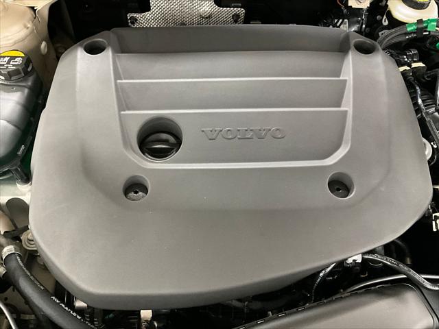2026 Volvo XC40 Ultra, B5 AWD Gas (mild hybrid), Dark