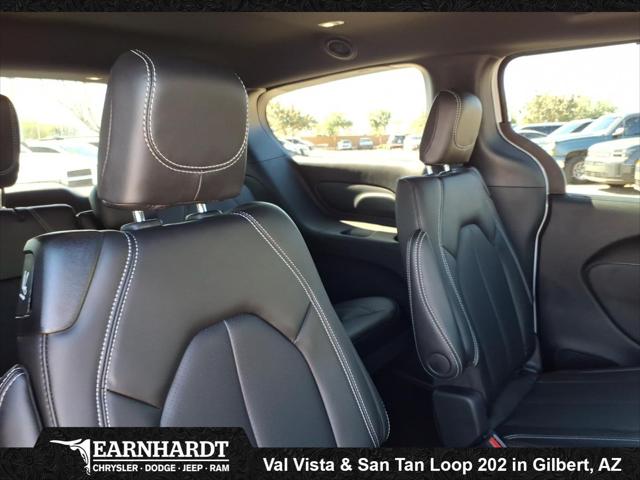 2026 Chrysler Pacifica Select AWD