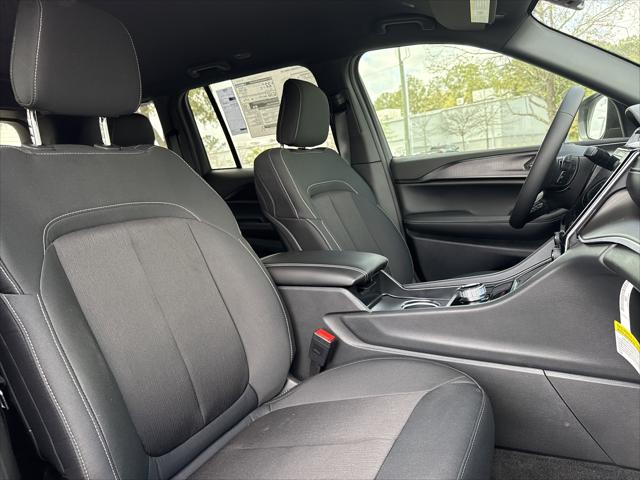 2026 Jeep Grand Cherokee Laredo 4x2