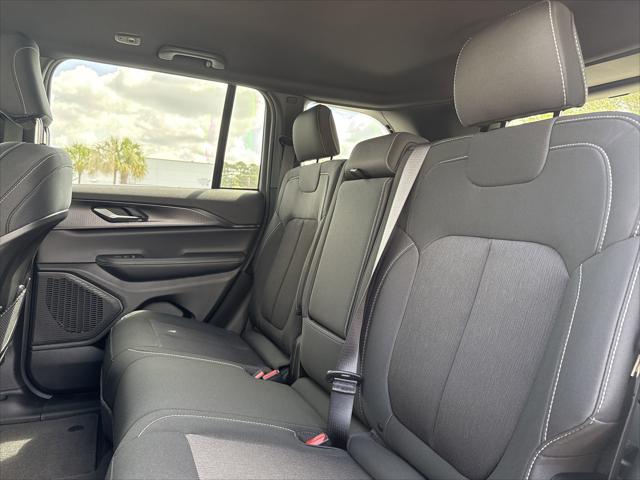 2026 Jeep Grand Cherokee Laredo 4x2