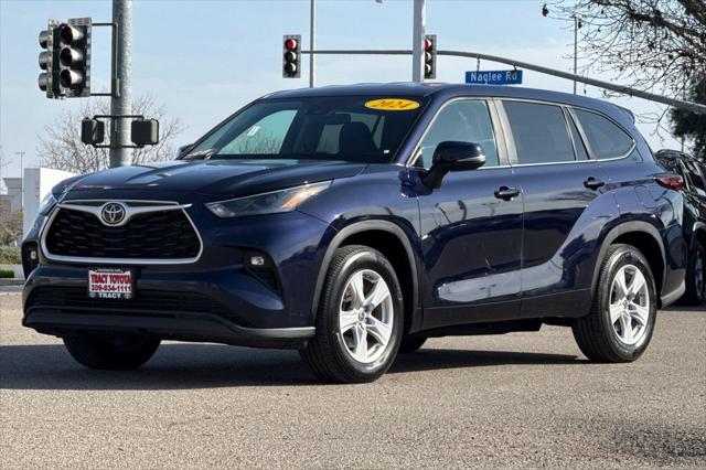 2025 Toyota Highlander LE - Photo 11