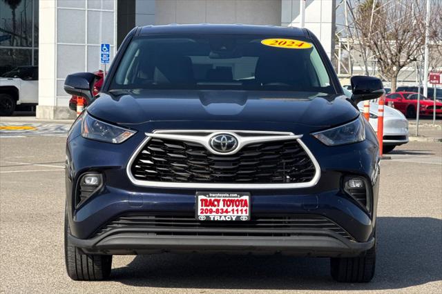 2025 Toyota Highlander LE - Photo 12