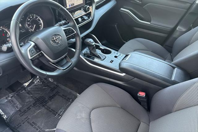 2025 Toyota Highlander LE - Photo 14