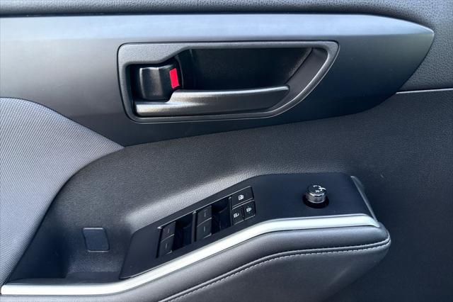 2025 Toyota Highlander LE - Photo 15