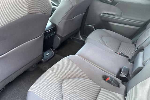 2025 Toyota Highlander LE - Photo 16