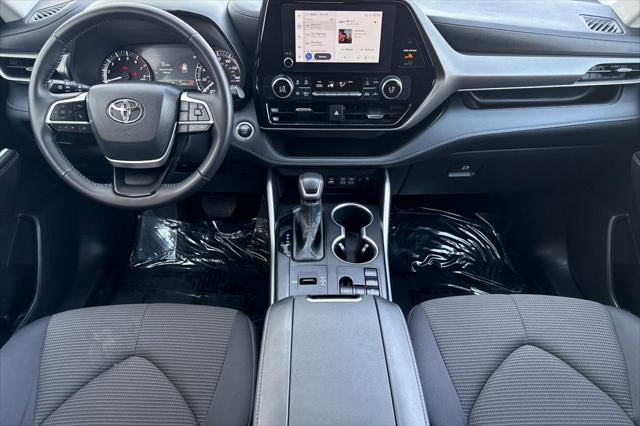 2025 Toyota Highlander LE - Photo 17