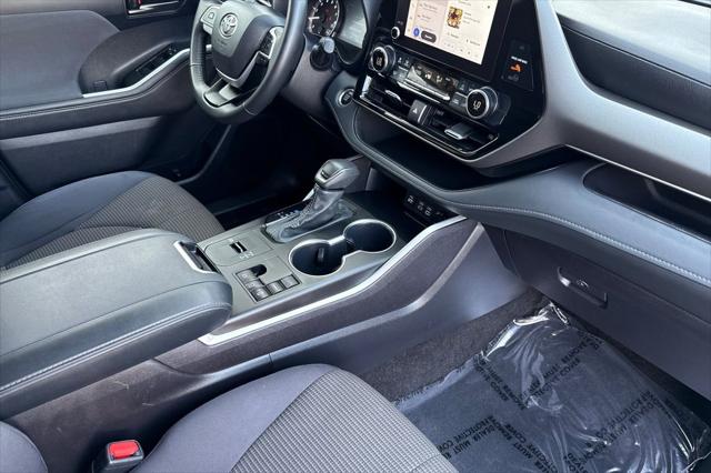 2025 Toyota Highlander LE - Photo 21